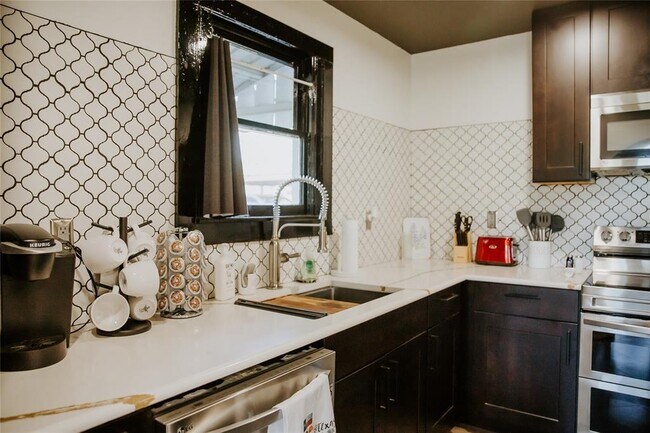 Building Photo - 604 W Pecan Dr