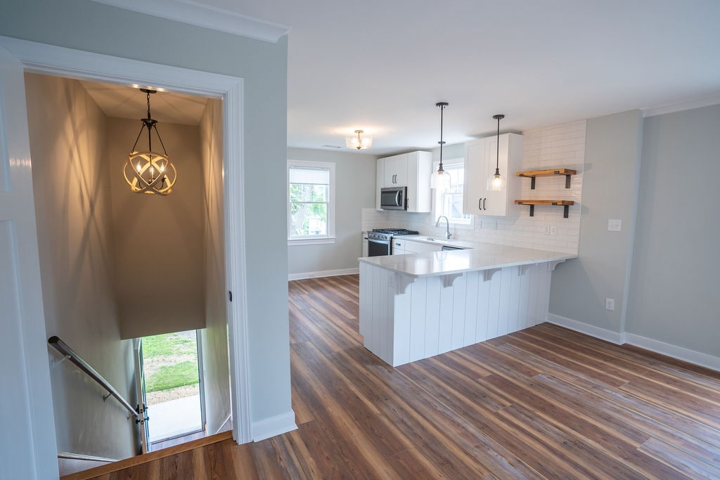 open kitchen/living area - 610 Montrose Avenue Apt B