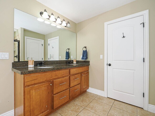 Building Photo - 4 Bedroom, 2.5 bathroom Bluffdale Home