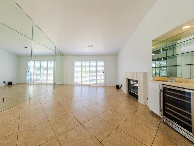 Building Photo - Sought after 2 bedroom 2 bath upstairs con...