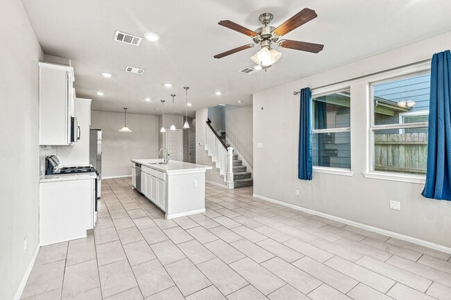 Building Photo - 7333 Hinsdale Dr