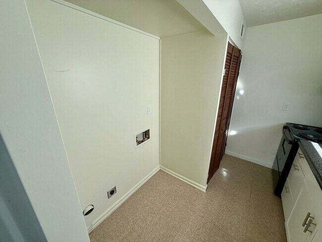 Building Photo - Discover your new home in a 1-BR, 1-BA apartment where convenience meets comfort.