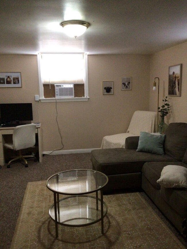 Building Photo - Charming basement apartment