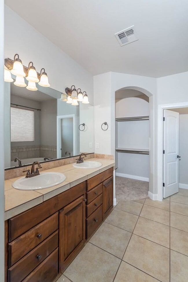 Building Photo - 4 Bedroom Single-Level Home In Hurricane - Small Pet Friendly