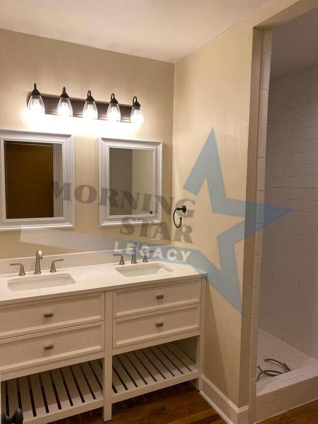 Building Photo - FREE NOV RENT! Updated 2 bedroom with refr...