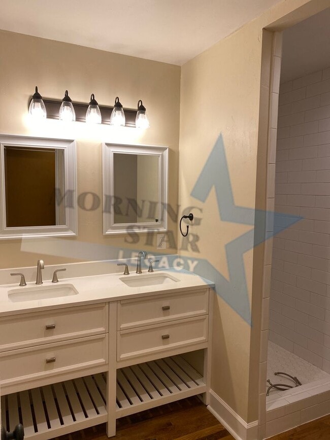 Building Photo - Updated 2 bedroom with refrigerated air!