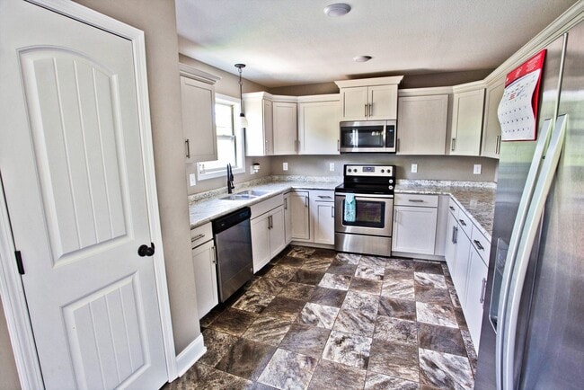 Building Photo - Fantastic 3 Bedroom Near Downtown!