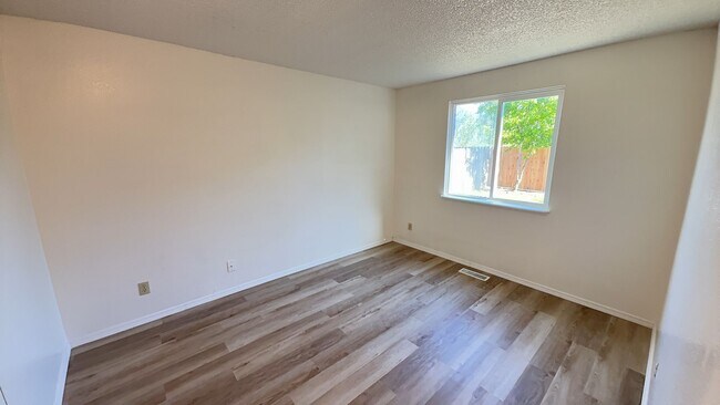 Building Photo - 4 Bed 2 Bath House on large Lot w/Fenced Backyard - Pets Possible
