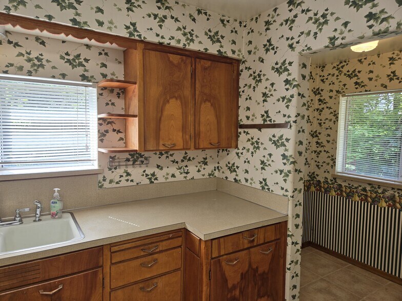 Kitchen Counter/Cupboard, little breakfast nook R - 4005 N 24th St