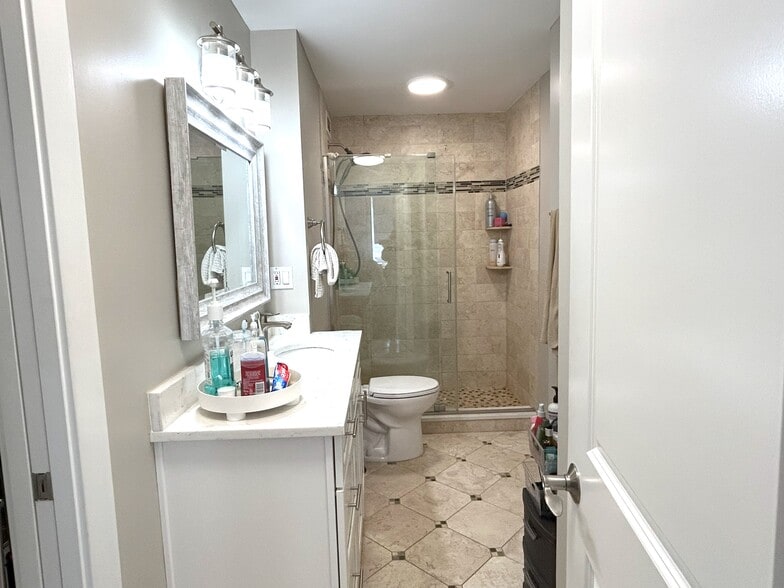 Building Photo - 5601 N Sheridan Rd