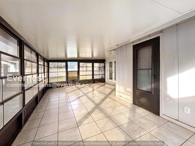 Building Photo - Spacious 4 Bed, 2 Bath Home with Off-Street Parking and Hookups