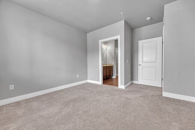 Building Photo - $1,775 - 2 Bed, 2 Bath Condo in Aurora with Central AC, and In Unit Laundry!