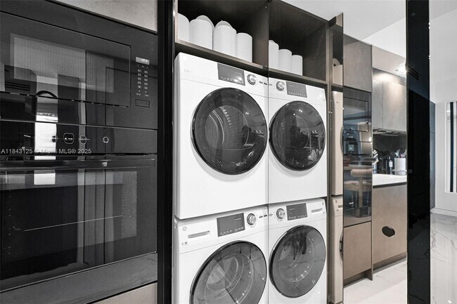 Building Photo - 1000 South Pointe Dr