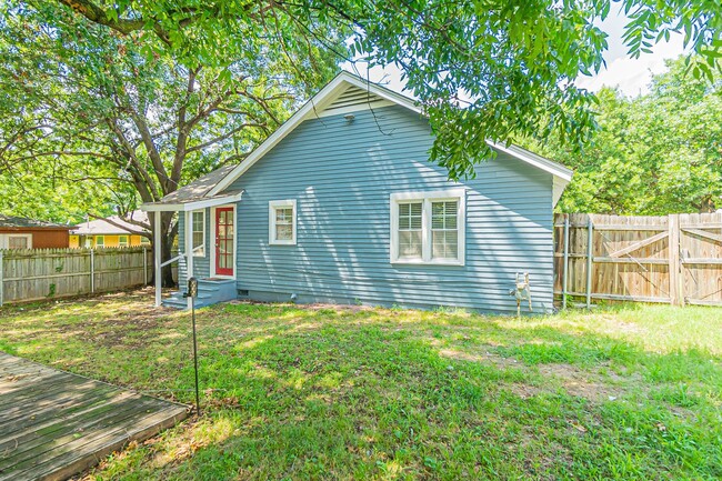 Building Photo - Beautifully remodeled campus home!