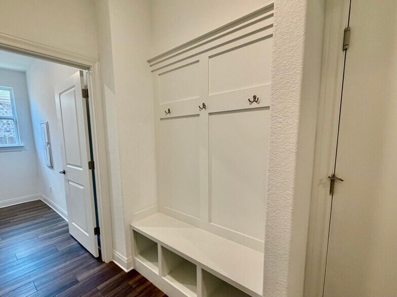 Building Photo - 125 Slenderleaf Dr