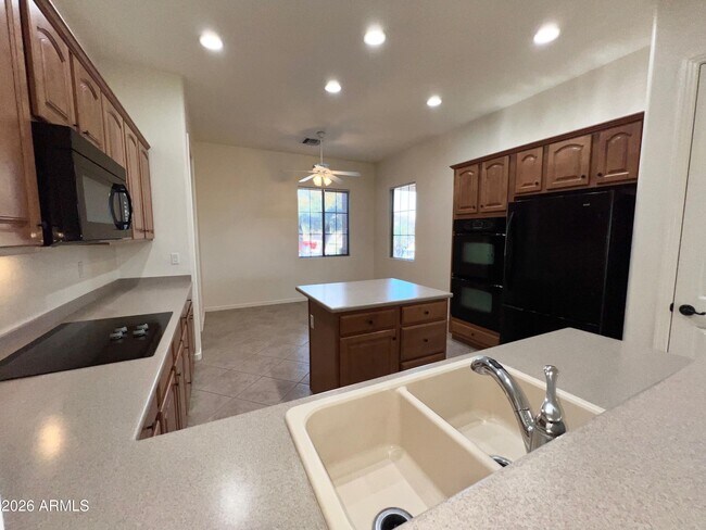 Building Photo - 14313 W Alvarado Dr