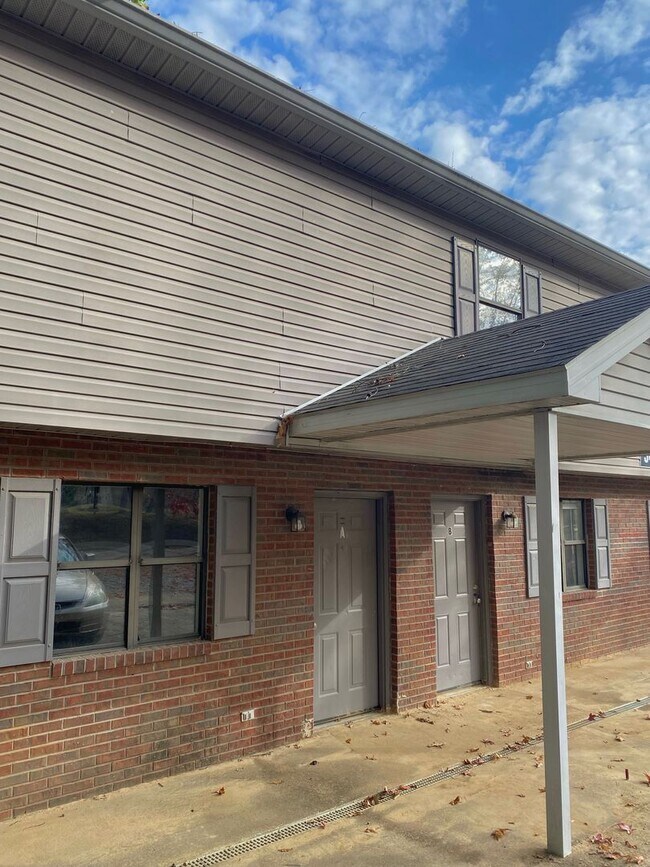 Building Photo - Charming South Campus Place Townhome!