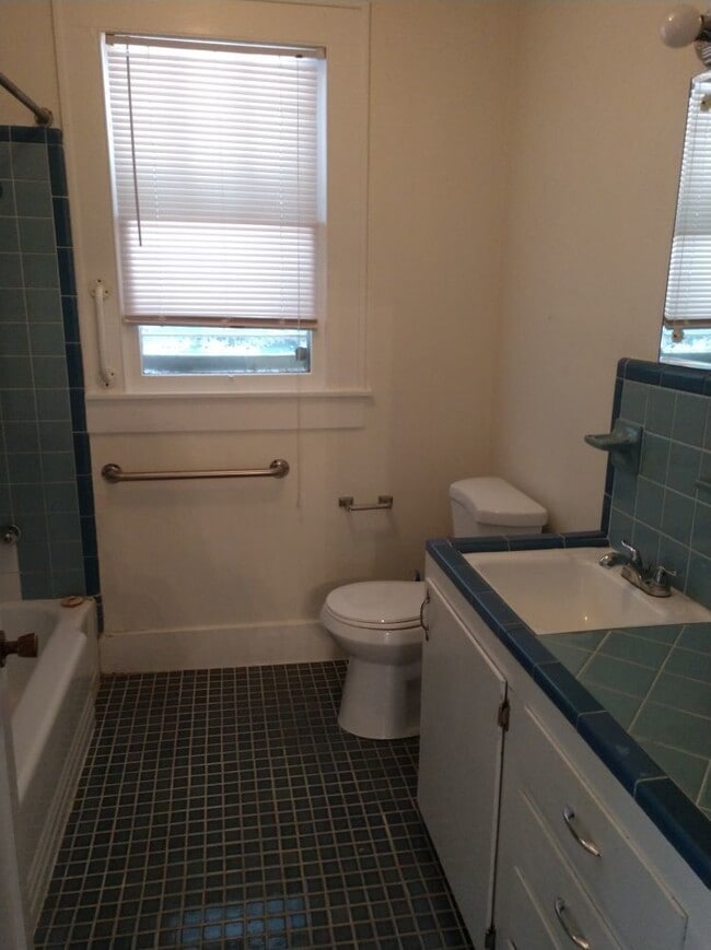 Building Photo - 5006 Bernardo De Galvez Ave