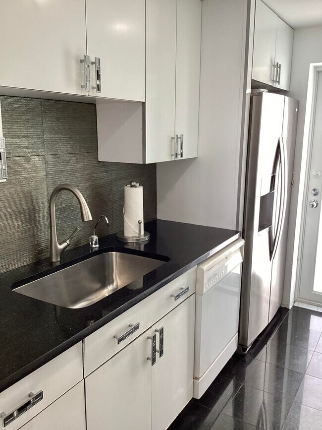 Building Photo - 3101 S Ocean Blvd