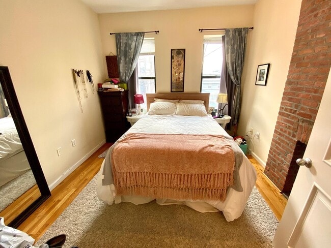 Building Photo - 278 Monmouth St