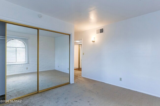 Building Photo - 565 N Macnab Dr