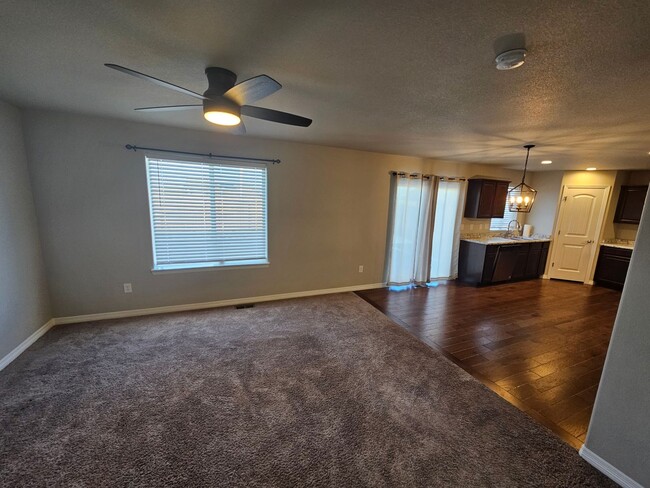 Building Photo - 3 Bed 3 bath house in Lorson Ranch!