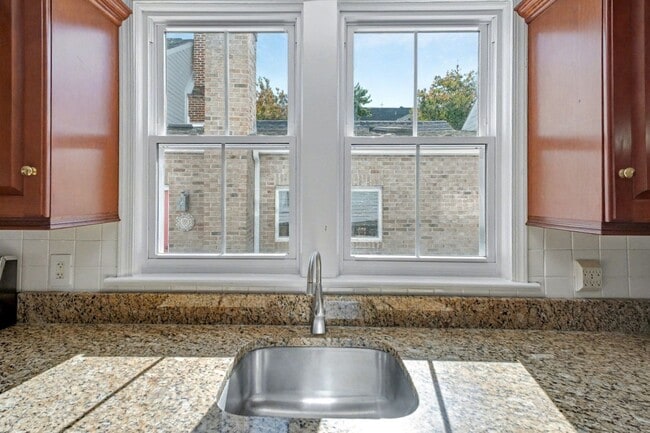 Building Photo - Charming 3-bedroom 2 bathrooms in Downtown...