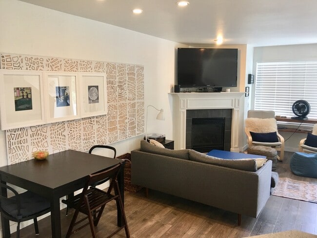 Building Photo - Stylish Townhome in Broadview