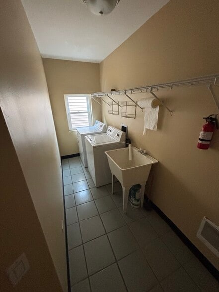 Building Photo - 2642 N Wilton Ave