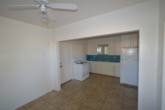 Building Photo - 1152 N Santa Rosa Ave