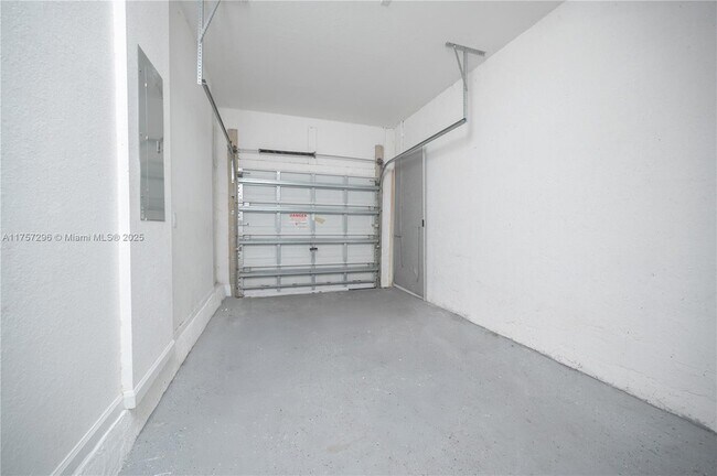 Building Photo - 445 NE 21st Ave