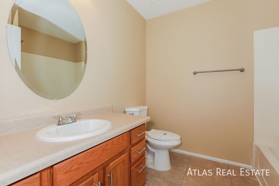 Building Photo - 206 W Brangus Way