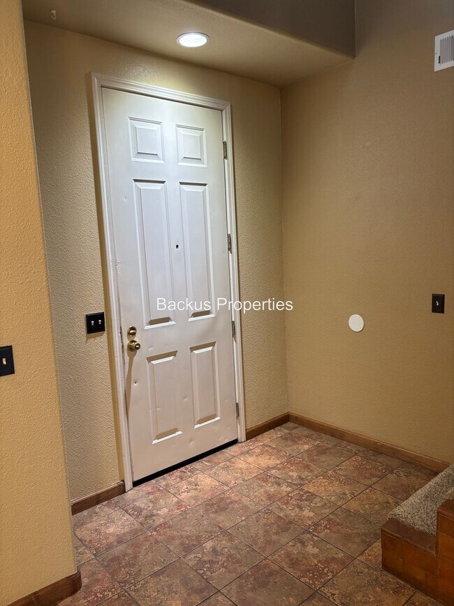 Building Photo - Wonderful two-level home in Creekbridge area
