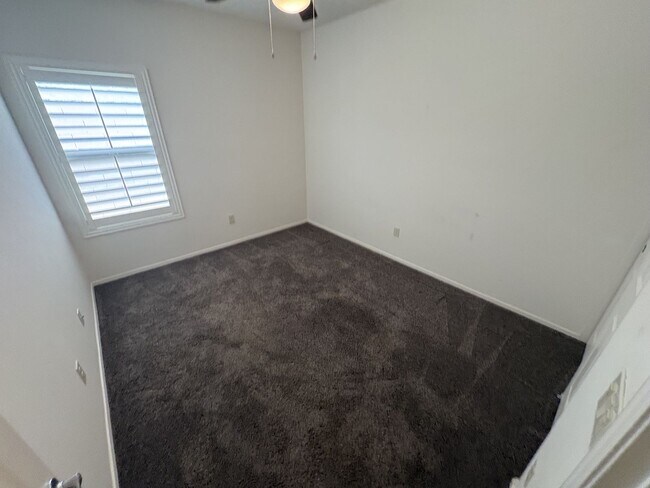 Building Photo - 4 bedroom plus Den 3 car garage with sparkling pool Vail School District
