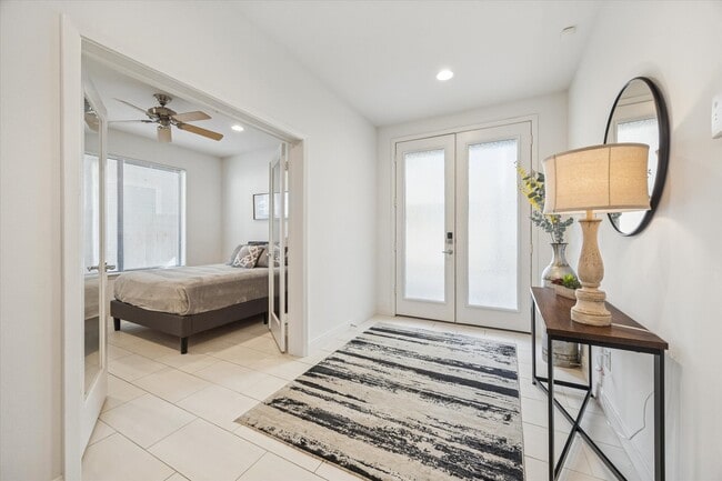 Building Photo - 902 Roy St