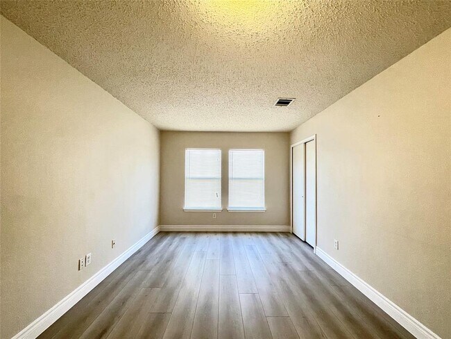 Building Photo - 2601 Byfield Dr