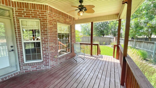 Building Photo - 1501 NE Greenbrier Ct