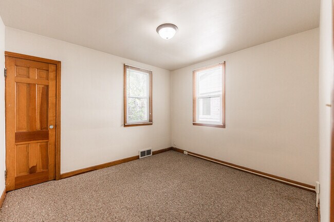 Building Photo - 512 N 6th St