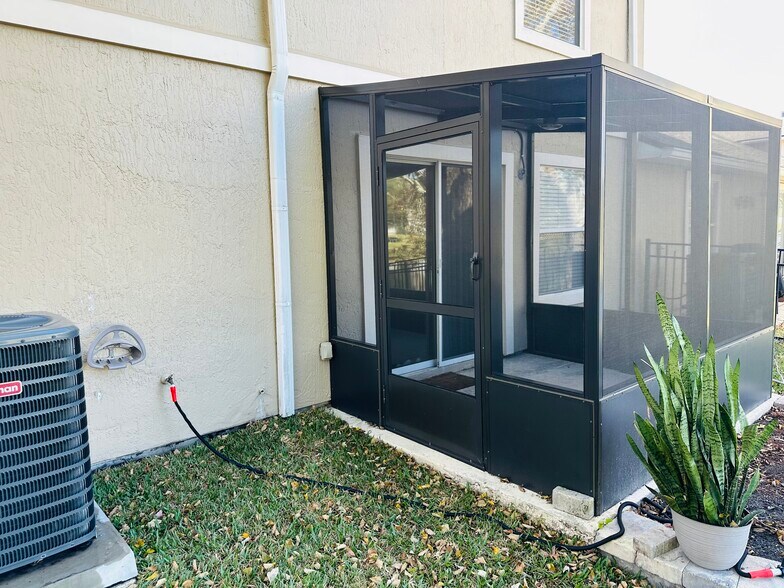 Building Photo - 1630 Vineland Cir