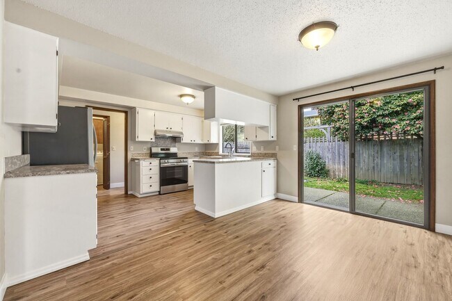 Building Photo - Move in ready NOW! Desirable west side location! 2 bed/ 1.75 bath. Olympia school district.