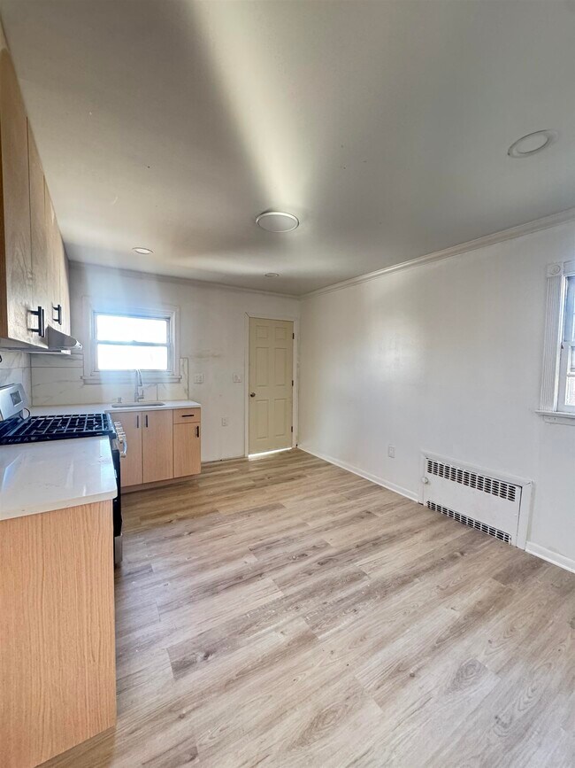 Building Photo - 323 Devon St