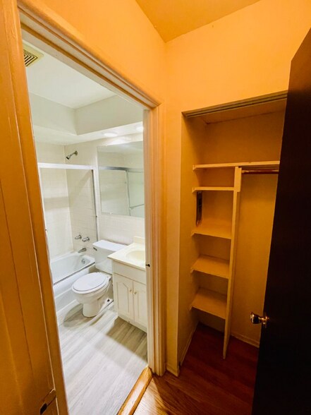 Building Photo - 535 W Briar Pl