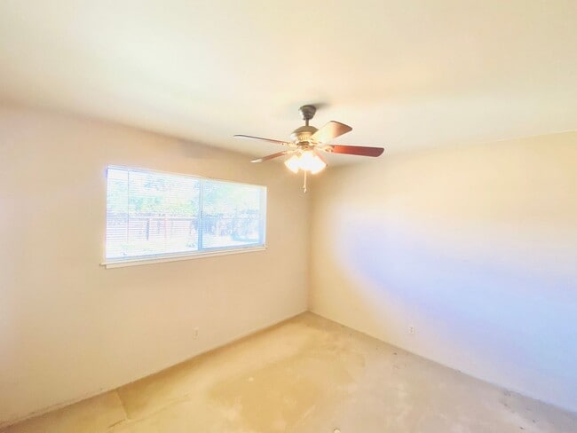 Building Photo - 3 Bedroom, 2 Bath Southside Home Near School and Park