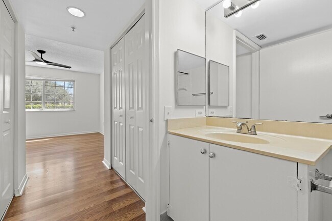 Building Photo - 300 Crestwood Ct N