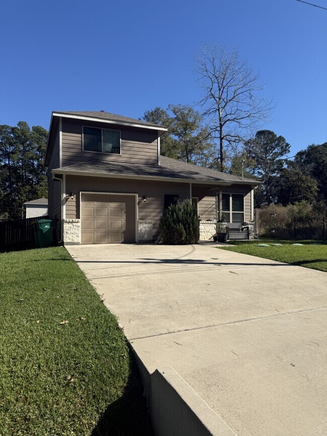 Building Photo - 1113 W Cedar River Rd