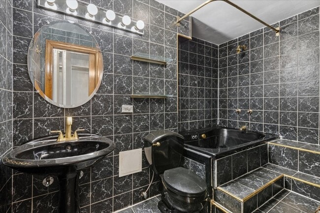 Building Photo - 110 E Delaware Pl