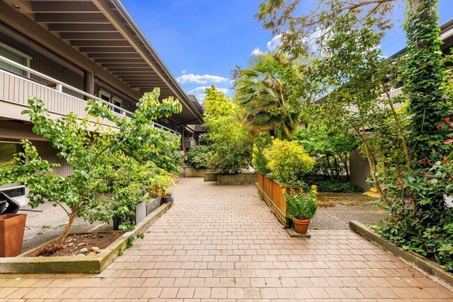 Building Photo - Downtown Bellevue Renovated 1 Bedroom Condo - Walk up entry