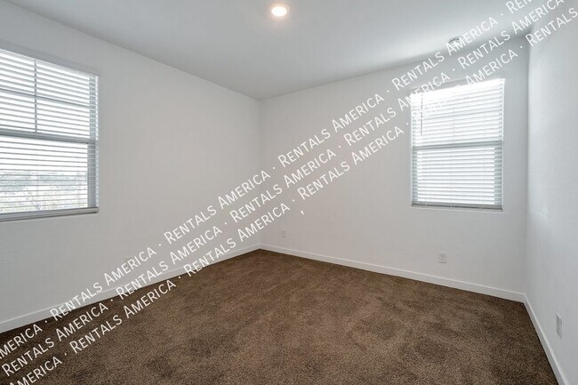 Building Photo - Amazing 3-bedroom 3 1/2 bath