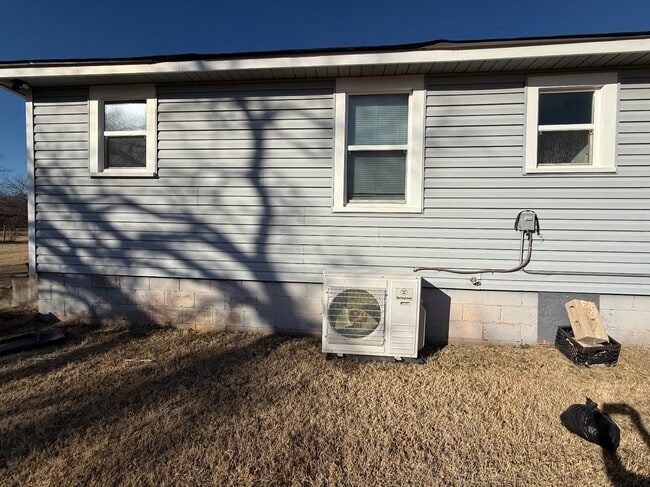 Building Photo - 4400 NE 16th Terrace