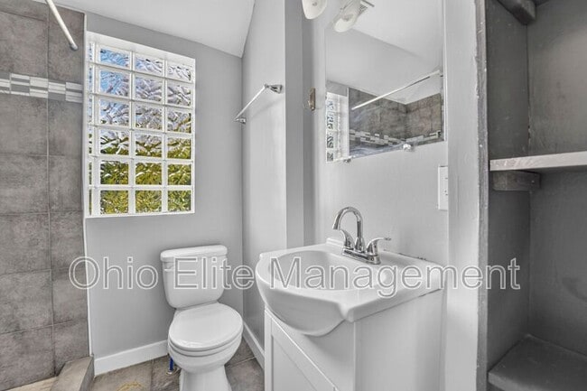 Building Photo - 1094 Oakwood Ave